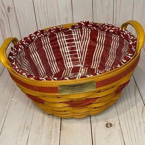 Longaberger 1999 Christmas Popcorn Basket with red and white lining and insert